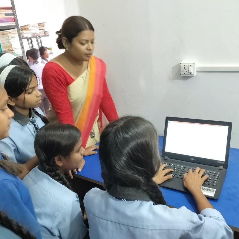 Computer lab, with teacher guidance